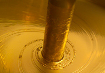银箭铜金粉正在搅拌分散，浆体光滑细腻色彩饱和度好